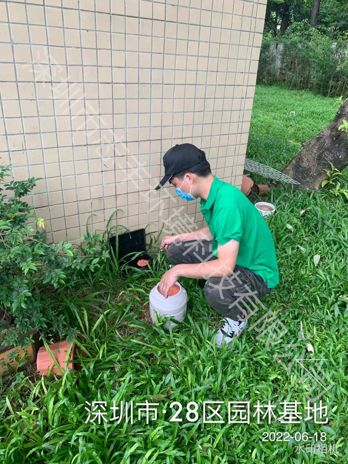 深圳小區(qū)戶外做好防蛇防蚊才能保障安全.jpg 深圳小區(qū)戶外做好防蛇防蚊才能保障安全.jpg